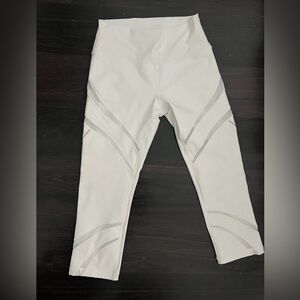 Like New! Lululemon crop white with mesh insert leggings